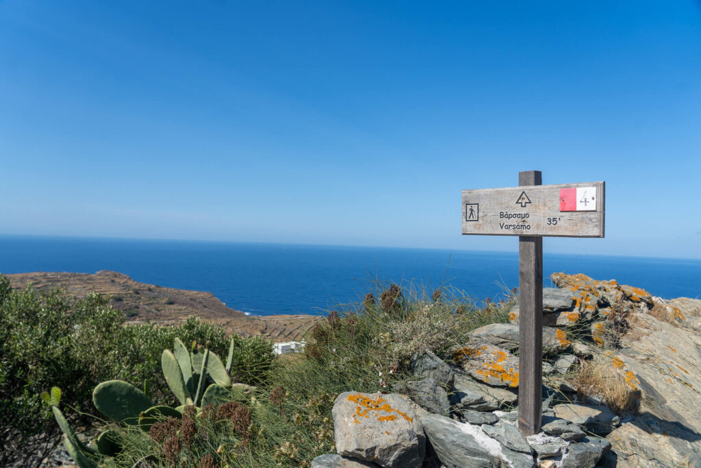 A hiking sign with views of the sea in Folegandros